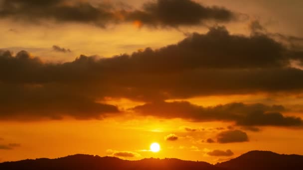 Time Lapse Majestosas Nuvens Românticas Coloridas Sobre Montanha Nascer Pôr — Vídeo de Stock