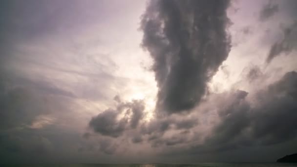 映像Bロール雨の日にタイムラプスの空と黒い雲雷雲 夏の雨 雨の地球温暖化効果ブラック雷雨 Time Lapse — ストック動画