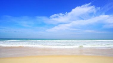 Yaz kumsalı İnanılmaz mavi gökyüzü ve beyaz bulutlar Phuket Thailand 'daki kumlu sahile çarpıyor, boş plaj covid-19 Concept Travel ve sezon turu web sitesi arka planından sonra