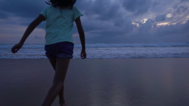 Силуэт Азиатская Девочка Подросток Лет Бежит Пляжу Волной Разбивающейся Песчаном — стоковое видео