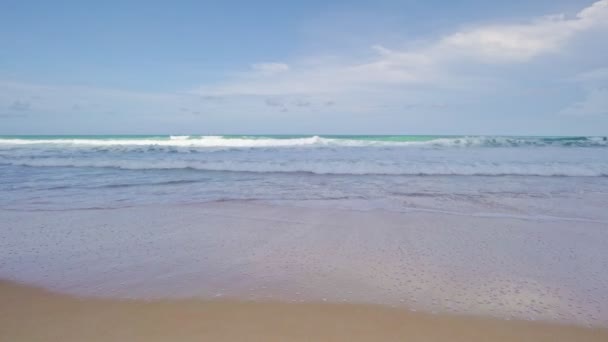 Zomer Zandstrand Geweldige Zee Heldere Blauwe Lucht Witte Wolken Golf — Stockvideo