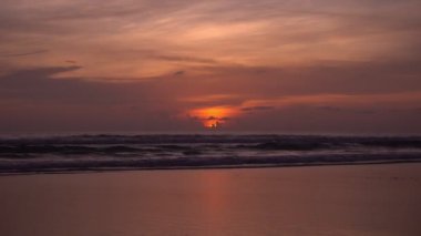 Mutlu kız babasının elini tutuyor kumlu sahilde gün batımında koşuyor İnanılmaz gün batımında ya da gün doğumunda gökyüzünde mutluluk yolculuğunu ve mutluluk konseptini izliyor 