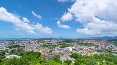 İnanılmaz Zaman Bulutları Phuket City binaları üzerinde mavi gökyüzünde akıyor. Hareket zamanı hızla ilerleyen beyaz bulutlar yüzer ve şekil değiştirir. Kabarık yumuşak bulutlar, dağda geçen yaz mevsiminde bulutlu zaman çizelgesi.