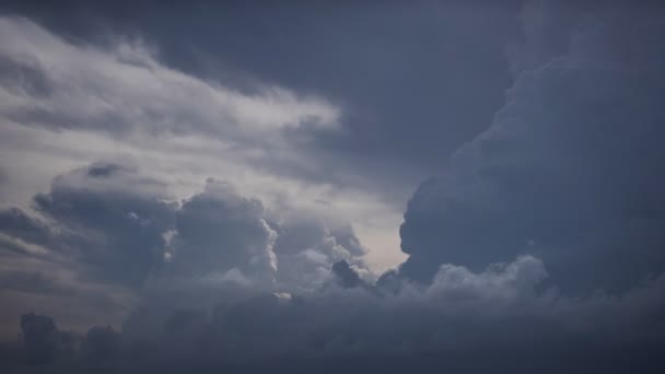 時間経過空と黒い雲劇的な空の暗い灰色の嵐の雲暗い嵐の曇りで雨美しい自然時間の経過日没時の嵐の雲恐ろしい悪天候の日時間の経過 — ストック動画