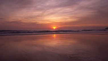 Mutlu kız babasının elini tutuyor kumlu sahilde gün batımında koşuyor İnanılmaz gün batımında ya da gün doğumunda gökyüzünde mutluluk yolculuğunu ve mutluluk konseptini izliyor 