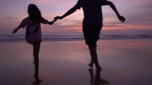 Happy Daughter Cogida Mano Papá Playa Corriendo Orilla Arenosa Atardecer — Vídeos de Stock