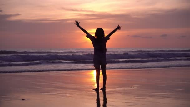 Silhueta Asiática Adolescente Menina Anos Idade Praia Pôr Sol Levantando — Vídeo de Stock