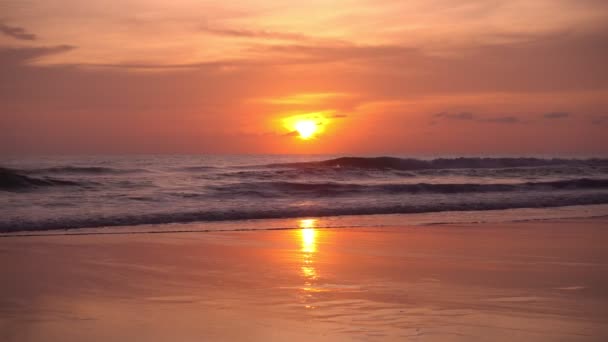 Драматический Морской Закат Восход Солнца Горящее Золотое Небо Сияющие Золотые — стоковое видео