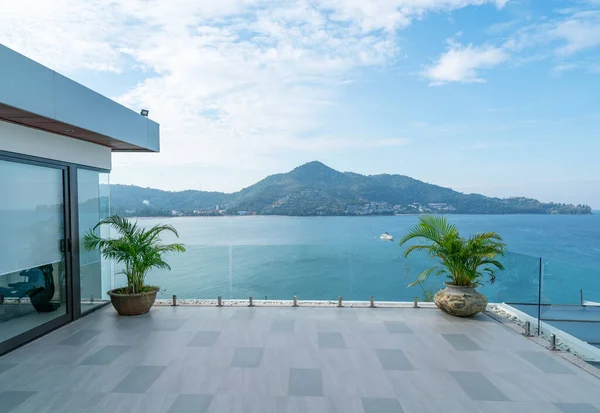 Modern villa inşa terası Okyanusa bakıyor.