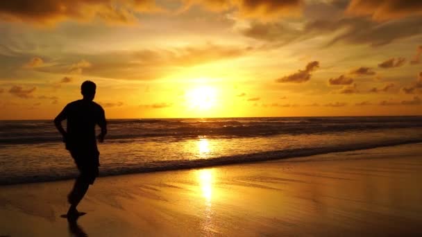 Silhouette Hombre Asiático Corriendo Playa Saltar Con Ola Estrellándose Orilla — Vídeos de Stock