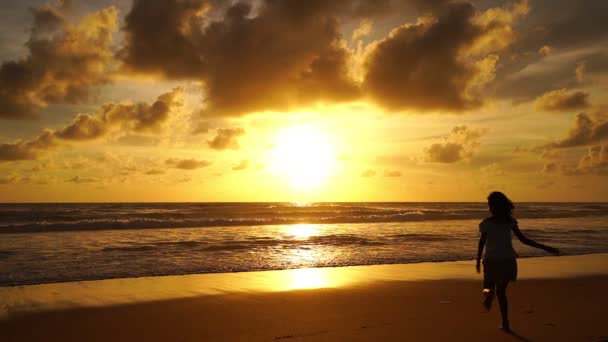 Silhouette Asiática Adolescente Niña Años Corriendo Playa Con Ola Estrellarse — Vídeos de Stock