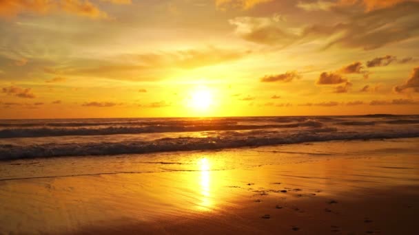 Драматический Морской Закат Восход Солнца Горящее Золотое Небо Сияющие Золотые — стоковое видео