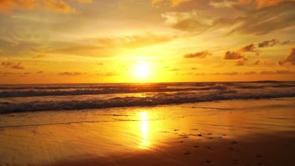 Drammatico Tramonto Sul Mare Alba Ardente Cielo Dorato Scintillanti Onde — Video Stock