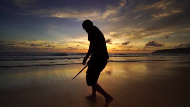 Slow Motion Shot Silhouette Man Escribe 2022 Arena Una Playa — Vídeos de Stock