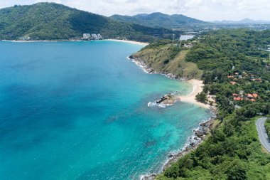 Phuket adasındaki kayalık sahil manzarası güneşli yaz gününde güzel deniz turizm ve tatil konsepti.
