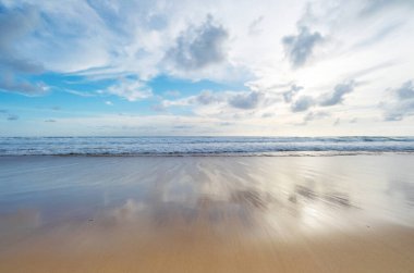 Yaz sahili denizi mavi okyanus ve mavi gökyüzü arkaplanı olan tropikal kumlu plaj doğa arka planı veya yaz arkaplanı