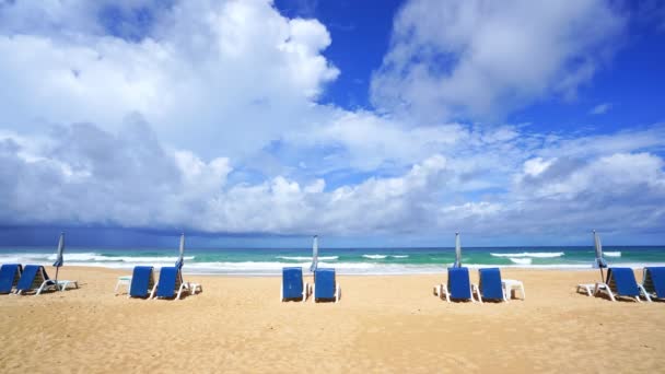 Θερινές Καρέκλες Στην Παραλία Κενές Παραλίες Κατά Διάρκεια Του Αποκλεισμού — Αρχείο Βίντεο