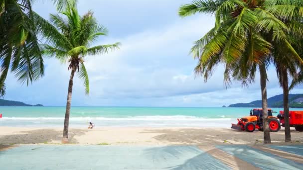 Пхукет Таиланд Июня 2021 Мусоровоз Очищает Морской Пляж Мусора Стоит — стоковое видео
