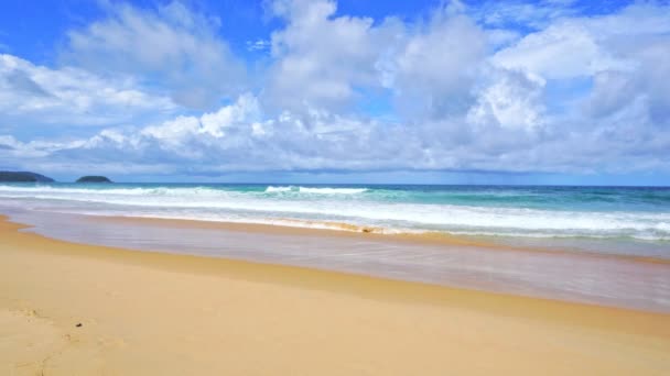 Letnia Piaszczysta Plaża Niesamowite Morze Czyste Błękitne Niebo Białe Chmury — Wideo stockowe