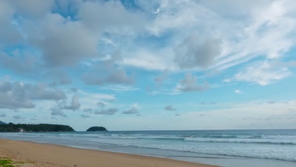 ยภาพของชายหาดทรายฤด ทะเลท องฟ าใสและเมฆส ขาว นกระทบชายฝ งทรายท ชายหาดท างเปล าในภ — วีดีโอสต็อก