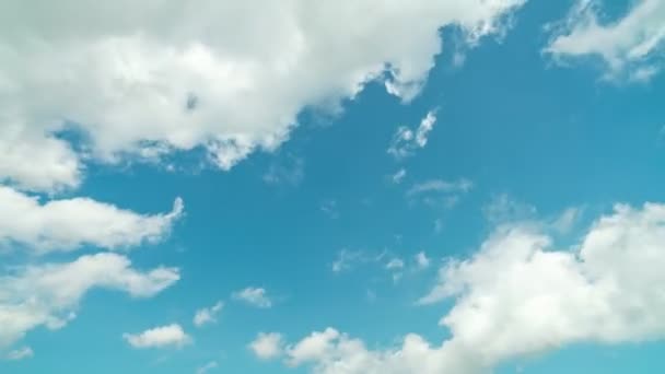 建物の動き雲青い空白い雲夏の青空時間の経過晴れ夏の日自然環境青い空白い雲驚くべき雲緑の空時間の経過自然背景 — ストック動画