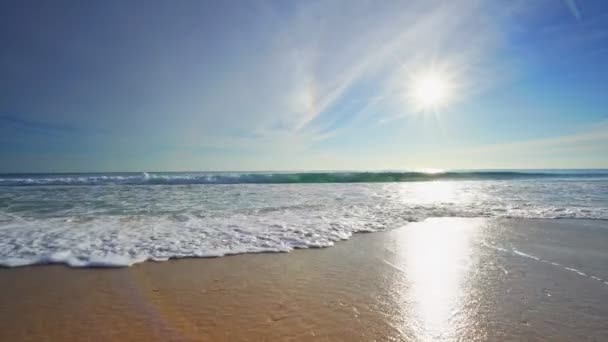 夏日阳光普照的海滩 阳光普照的海滩美丽的沙滩 海浪冲刷在沙滩上 自然与旅游理念交织在一起 — 图库视频影像