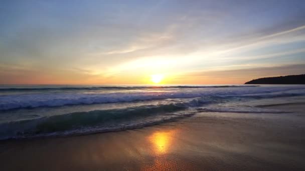 Erstaunliche Sonnenaufgang Oder Sonnenuntergang Licht Über Dem Tropischen Meer Strand — Stockvideo