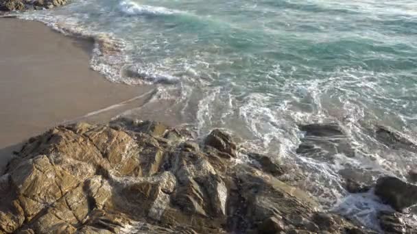 Närbild Wave Krossa Kusten Ocean Beautiful Wave Seafoam Fantastisk Kraft — Stockvideo