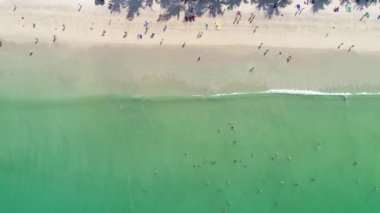 Hava manzarası inanılmaz turkuaz deniz yüzeyi dokusu beyaz kumlu güzel tropikal plaj Phuket adasındaki boş ve temiz plaj güzel Phuket plajı ünlü bir turizm merkezidir.