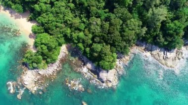 Phuket Adası 'ndaki kayalık sahil manzarası. Güzel deniz. Detaylı dalgalar güneşli yaz gününde kayalara çarpıyor.