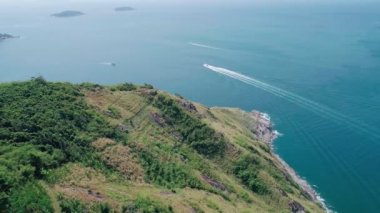 Hava görüntüsü mavi bir okyanus denizindeki kayaların tepesindeki drone kamerası güzel bir deniz manzarası üzerinde dalgalanıyor. 4k kuşun okyanus dalgaları boş bir kaya kayasına çarpıyor.