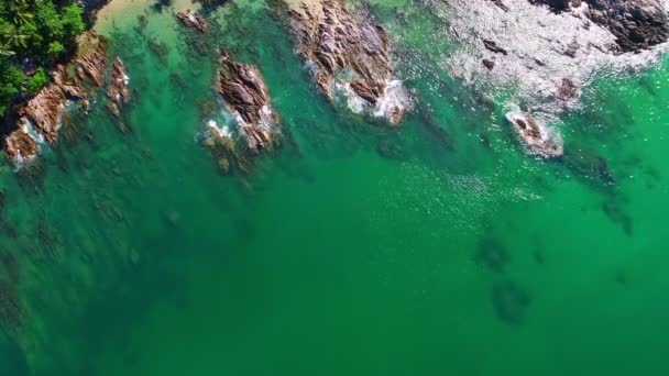 天気の良い夏の日に岩の上に詳細波がクラッシュしてプーケット島の美しい海の岩の海岸線の空中ビュー素晴らしい海の表面観光や休暇のコンセプト — ストック動画