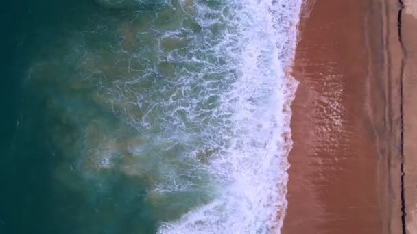 위에서 바라본 아름다운 어메이징 해변의 모래가 꼭대기에서 파도가 부서지는 모습은 — 비디오