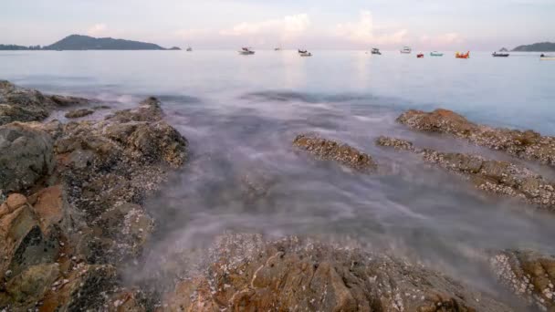 在美丽的天空和云彩中 长尾船在热带海洋中的时间流逝 浪花在海滨岩石上的运动 在漫长的曝光中 时间流逝惊人的海滨 — 图库视频影像