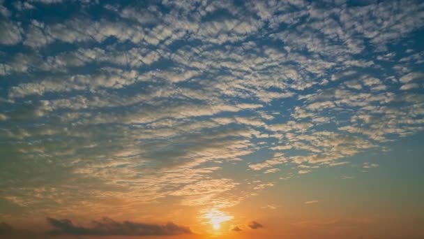 4Kマジェスティックな夕日や日の出の風景のタイムラプス大自然の幻想的な光雲と空が消えゆく雲4Kカラフルな暗い日没の雲映像タイムラプス大自然の美しい光 — ストック動画