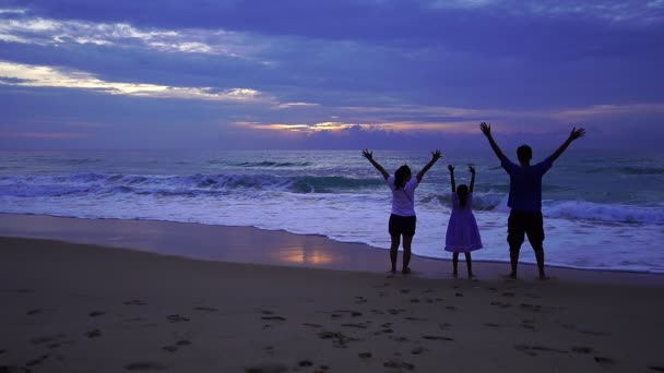Силуэт Счастливой Азиатской Семьи Стоящей Пляже Закате Восходе Солнца Поднимая — стоковое видео