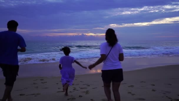 Figlia Che Tiene Mano Papà Mamma Sulla Spiaggia Esecuzione Sulla — Video Stock
