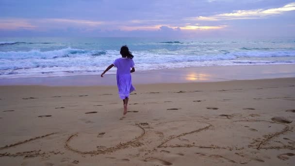 Силуэт Азиатская Девочка Подросток Лет Бежит Пляжу Волной Разбивающейся Песчаном — стоковое видео