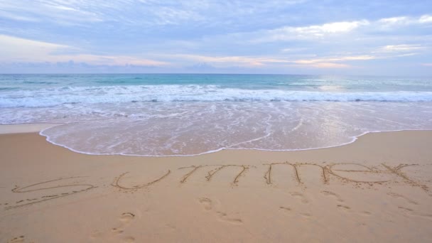 Handgeschriebener Sommertext Einem Sandstrand Schöne Meereswelle Kracht Auf Sandstrand Mit — Stockvideo