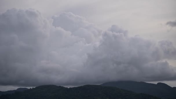 Filmagem Rolo Timelapse Céu Nuvens Negras Tempo Chuvoso Thunderous Nuvens — Vídeo de Stock