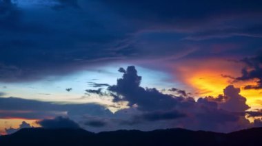 4K Zaman Hızlandırması Majestic Sunset ya da Gündoğumu Muhteşem doğa ışığı bulutları gökyüzü ve bulutlar sürükleniyor 4K renkli karanlık gün batımı bulutları görüntüler doğanın güzel ışığı