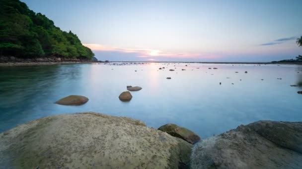 素晴らしい夕日や日の出黄金の空と輝く黄金の波を燃やす海の表面に美しい光の反射驚くべき風景4K映像時間の経過 — ストック動画