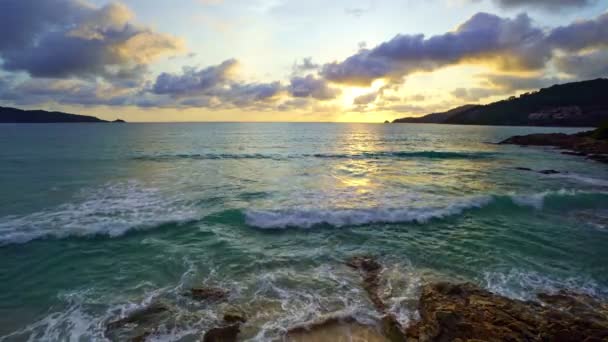 Волны Андаманского Моря Катятся Солнечном Свете Песчаному Пляжу Красивый Природный — стоковое видео
