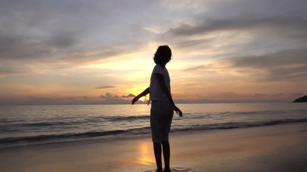 Силуэт Азиатская Девочка Подросток Лет Стоящая Пляже Закате Поднимая Руки — стоковое видео