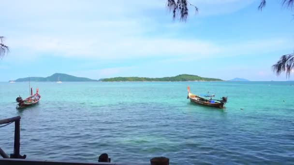 蓝天热带海滩上的长尾船夏天天气好 普吉海滩是普吉著名的旅游胜地美丽的自然背景网站旅游背景 — 图库视频影像