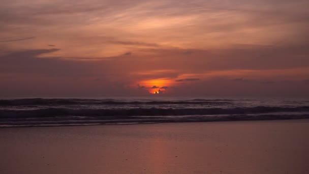 Dramática Puesta Sol Mar Salida Del Sol Ardiente Cielo Púrpura — Vídeos de Stock