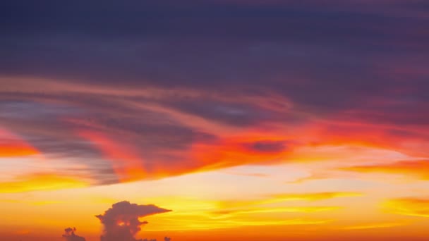 4Kマジェスティックな夕日や日の出の風景のタイムラプス大自然の幻想的な光雲の空と雲が揺れ動く4Kカラフルな暗い日没の雲映像タイムラプス見事な空と雲 — ストック動画