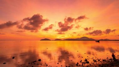 Deniz üzerindeki inanılmaz bulutlar Zaman ve Günbatımı veya gündoğumu Yanan altın gökyüzü ve parlayan altın dalgalar Deniz yüzeyindeki güzel ışık yansıması 4K görüntüsü Zaman Hızı