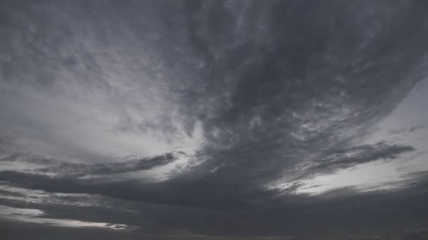 時間経過空と黒い雲暗い灰色の嵐の雲劇的な空の雨暗い嵐の曇り美しい自然時間の経過日没時の嵐の雲恐ろしい天気悪天候の日 — ストック動画
