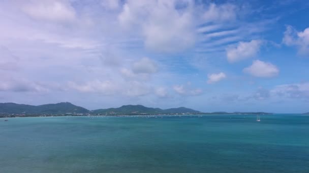 Witte Wolken Bewegen Zich Heldere Blauwe Hemel Boven Zee Tijd — Stockvideo